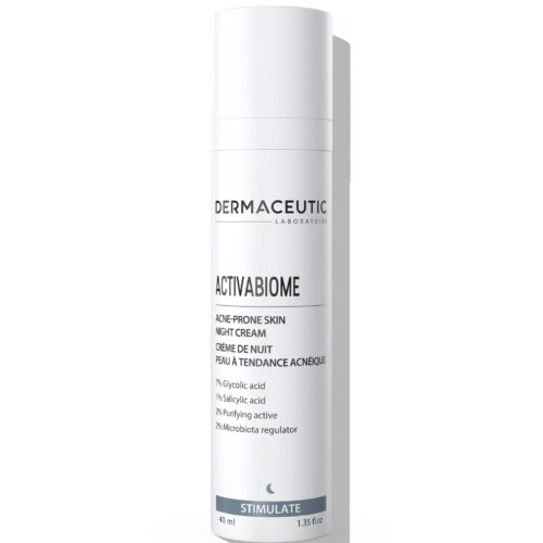 Flaska med Dermaceutic Activabiome nattkräm, en exfolierande och djuprengörande produkt som hjälper till att lösa upp tilltäppteheter, motverka finnar och reducera rodnad. Den arbetar aktivt på förstorade porer och balanserar talgproduktionen med hjälp av salicylsyra, samtidigt som den stödjer hudens naturliga mikrobiom. Flaskans design är enkel med en vit pumpflaska och en etikett som beskriver produktens användning och ingredienser. Nattkräm.