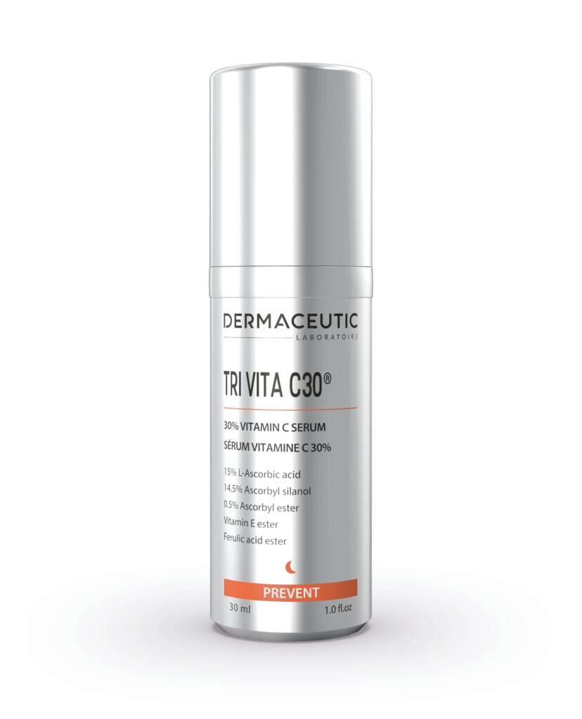 Förpackning av Dermaceutic Tri Vita C30, ett kraftfullt 30% vitamin C nattserum i en silverfärgad pumpflaska. Flaskan har en elegant och praktisk design med en tryckfunktion för enkel applicering. Produkten är formulerad för att ge antioxidativt skydd, förbättra hudens lyster, förebygga rynkor och minska fina linjer. Perfekt för hudvårdsrutin på kvällen för att återställa och revitalisera huden under natten.