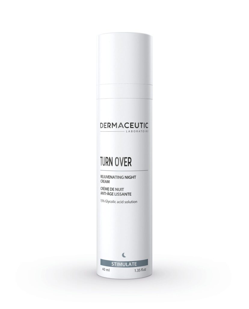Förpackning av Dermaceutic 'Turn Over', en föryngrande nattkräm med 10,5% glykolsyra. Nattkrämen, som är anti-aging och reducerar rynkor och fina linjer, kommer i en vit, cylindrisk plastflaska med pumpfunktion. Etiketten visar tydligt produktens namn och ingredienser. Denna anti-aging nattkräm förbättrar hudens struktur och minskar ålderstecken, vilket gör den perfekt för att förbättra hudens lyster och fasthet. Passar alla hudtyper.